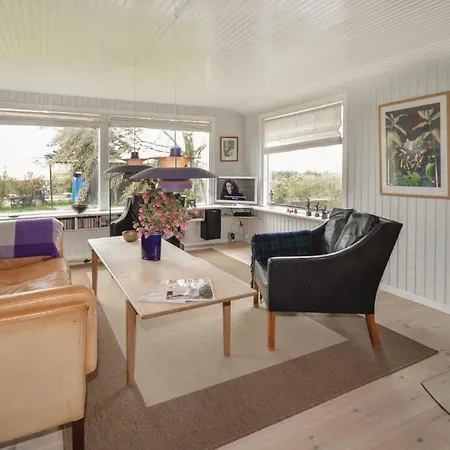 Three-bedroom In Feriehus *