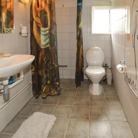 Feriehus Three-bedroom In Bogø By