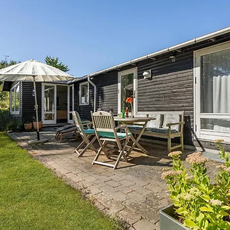 Three-bedroom In Feriehus Bogø By