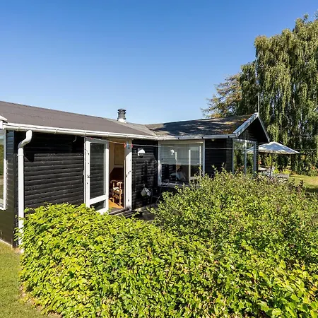 Feriehus Three-bedroom In Bogø By