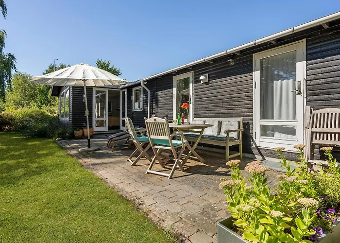 Three-bedroom In Vakantiehuis Bogø By