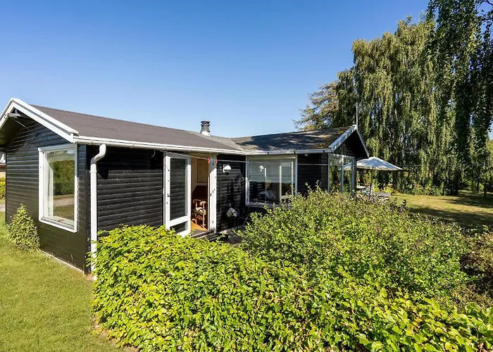 Vakantiehuis Three-bedroom In Bogø By